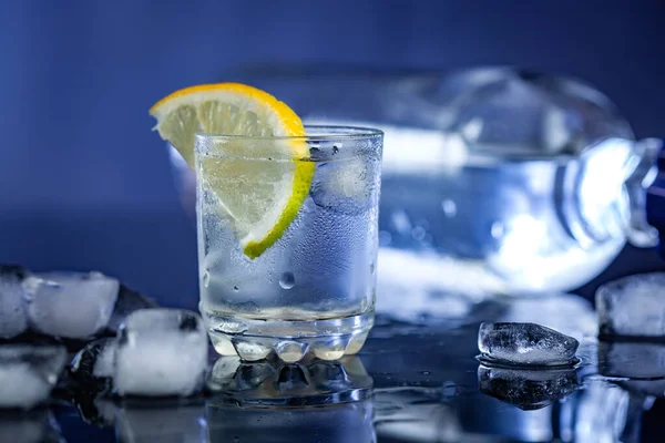 Garrafa Vodka Com Limão — Fotografia de Stock