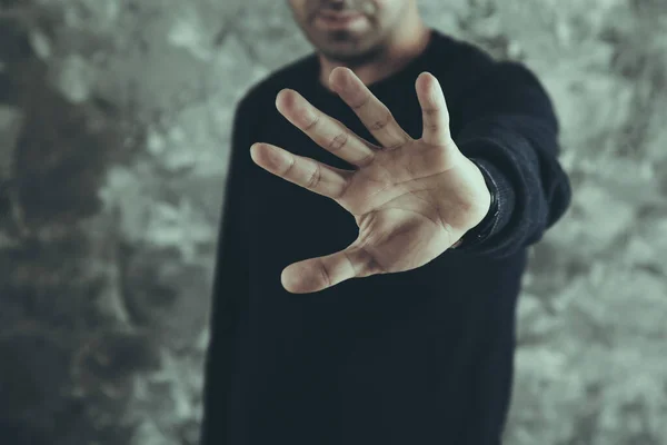 Homem Mão Parar Sinal Fundo Cinza — Fotografia de Stock