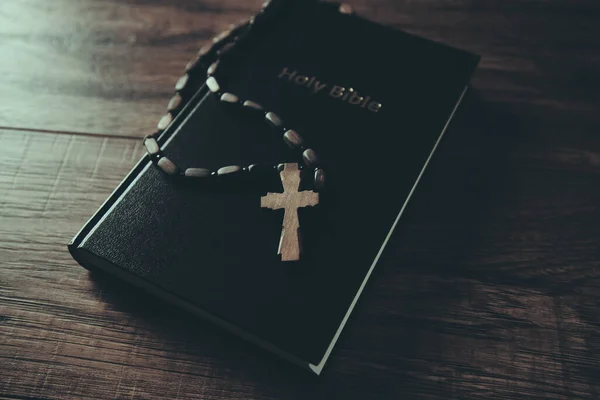 Kreuz Auf Buch Auf Holztischhintergrund — Stockfoto