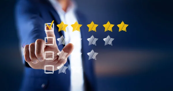 Genç adam ekrandaki yıldızlara dokunuyor