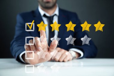 Genç adam ekrandaki yıldızlara dokunuyor