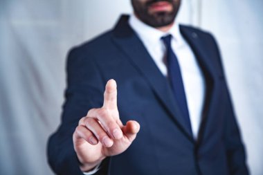 Genç adam ekranda dokunuyor