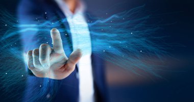 Adam mavi ekrana dokunuyor.