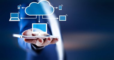 Takım elbiseli işadamı yukarıda multimedya konseptiyle yazı yazıyor