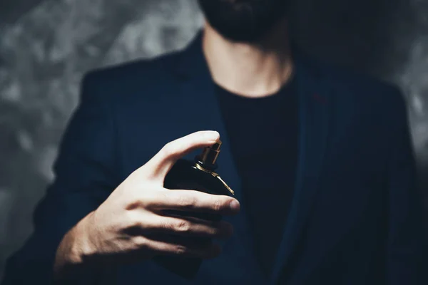 Man Hand Parfum Grijze Achtergrond — Stockfoto