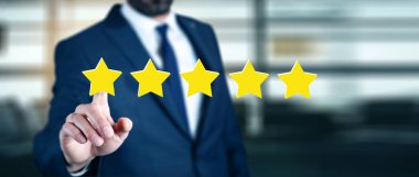 Ekrandaki yıldızlara dokunan adam