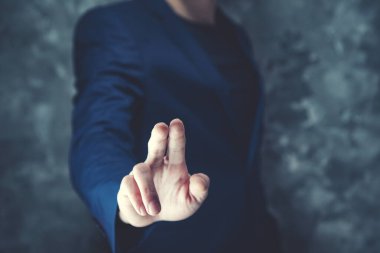 Ekranda insan eli dokunuyor