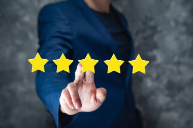 Ekrandaki yıldızlara dokunan adam