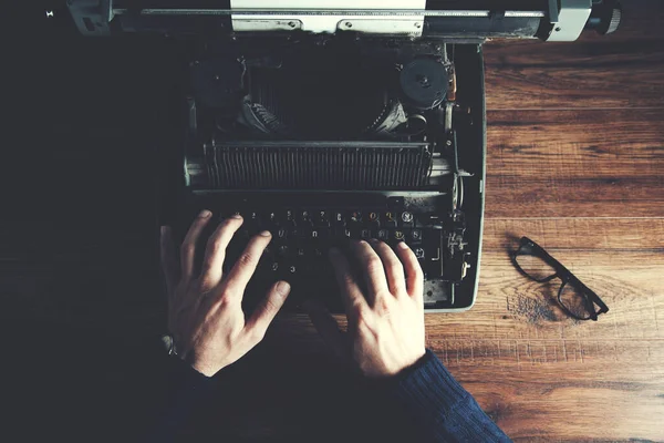 Máquina Escribir Con Mano Hombre Mesa — Foto de Stock