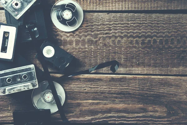 Müzik ve video kaseti masada.