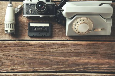 Kameralı hoparlör ve telefonlu kaset.