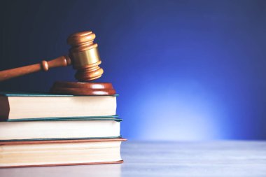 mavi arkaplandaki kitaplarla ilgili yargılama