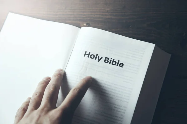 Man Hand Text Bible Svatá — Stock fotografie