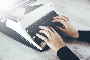 Eski daktiloda yazan eller, klasik stil.