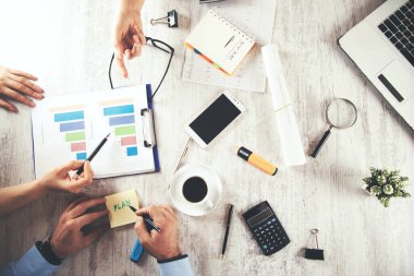 Adam el planı metni ve masada takım çalışması.