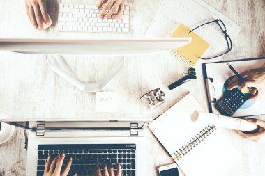 Ekip finansman ile bilgisayarda çalışır