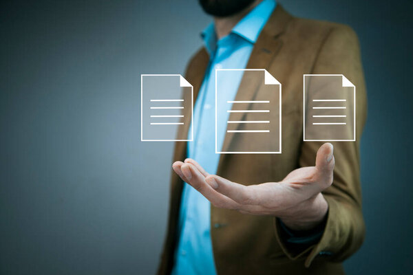 человек вручную файл в экране