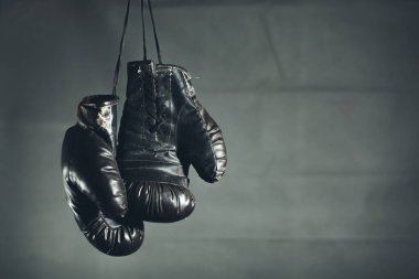 Karanlık bir arka planda eski boks eldivenleri