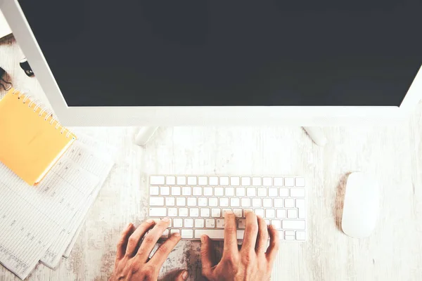 Mano Hombre Escribiendo Teclado Computadora — Foto de Stock