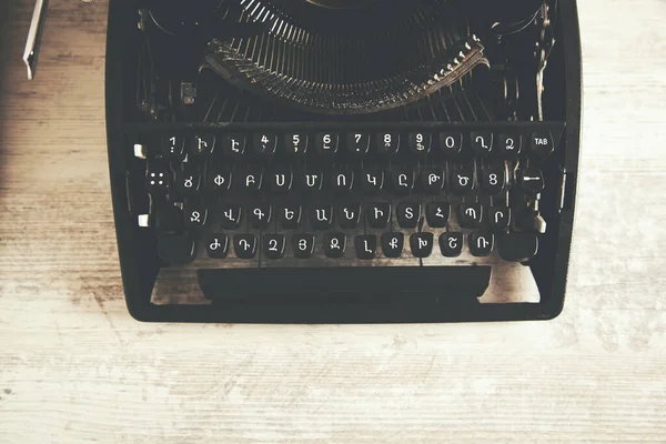 老式金属黑色打字机键盘 — 图库照片