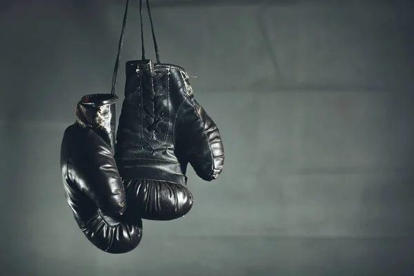 Vieux Gants Boxe Sur Fond Sombre — Photo