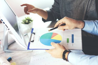 Takım eli klavye ve ofiste grafik