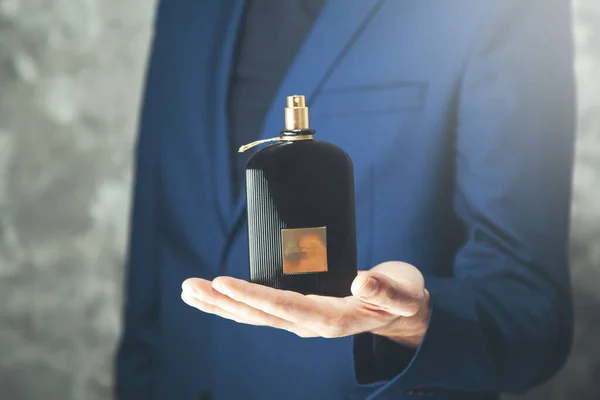 Homem Mão Perfume Fundo Escuro — Fotografia de Stock