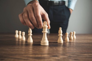 Adam el satranç masasında