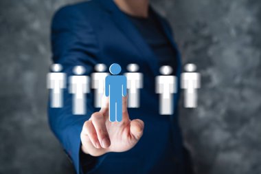 Adam ekibini ekrana veriyor.