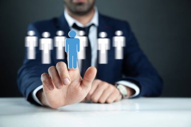 Adam ekibini ekrana veriyor.