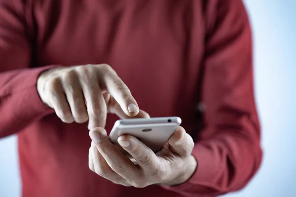 Man Röra Smarttelefon — Stockfoto