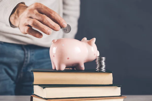 Hombre Monedas Mano Con Alcancía Libro — Foto de Stock