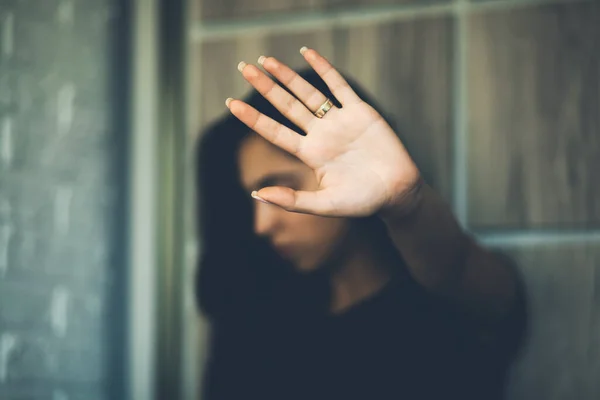 Mulher Mão Parar Sinal Casa — Fotografia de Stock