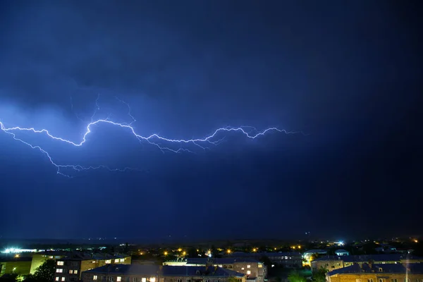 Blitz Dunkelblauen Himmel Über Der Stadt — Stockfoto