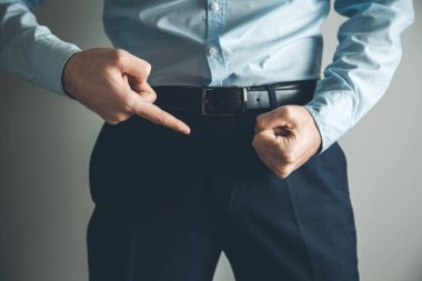 Erkek eli seks işareti yok.