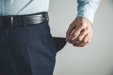İş adamı boş cep gösteriyor 