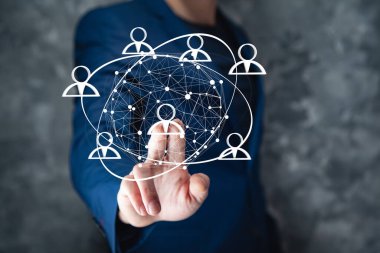 Adam ekranda ağa dokunuyor