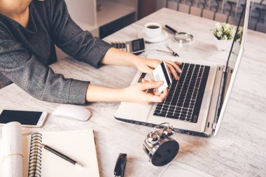 Klavyeli kadın el kredisi kartı