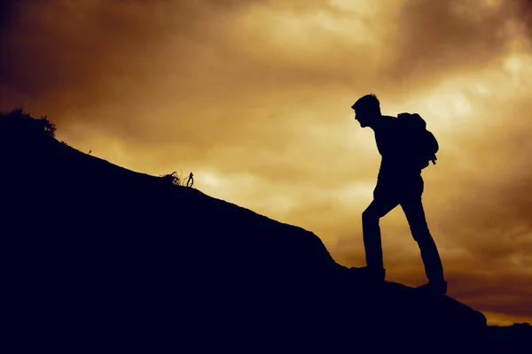 Mann Klettert Bei Sonnenuntergang Auf Einen Berg — Stockfoto