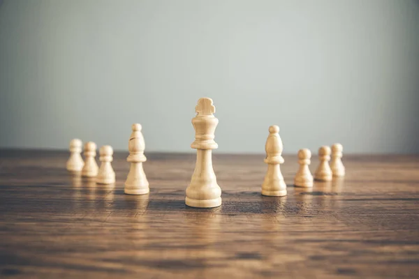 Ajedrez Blanco Sobre Fondo Mesa Madera — Foto de Stock