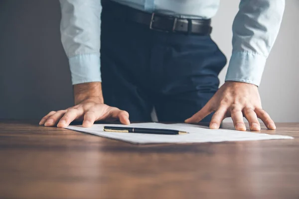 Homme Document Main Avec Stylo Sur Table — Photo