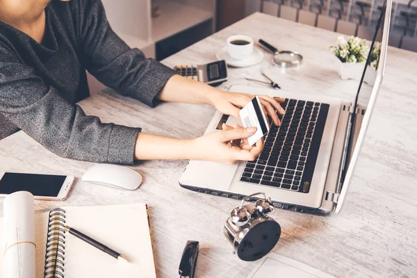 Klavyeli kadın el kredisi kartı