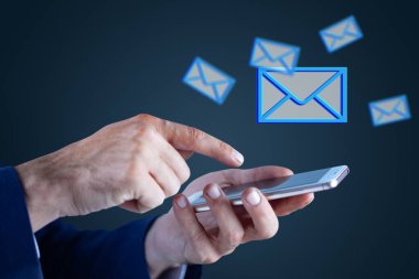 Ekranda e- posta simgesi olan iş adamı cep telefonu