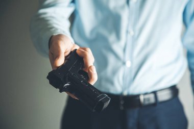 Siyah arka planda bir erkek silahı. 