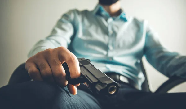 Hombre Sentado Pistola Mano Casa — Foto de Stock