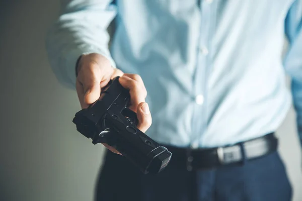 Homem Mão Arma Escuro Fundo — Fotografia de Stock