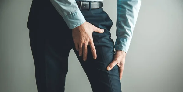 배경에 경련을 일으키는 사람의 허벅지 — 스톡 사진