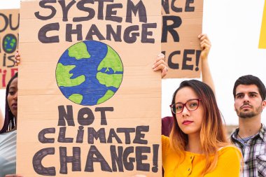 İklim değişikliğini protesto eden insanlar. Farklı ülkelerden genç insanlar ideolojilerini gösteriyorlar. Hep birlikte aynı savunma altında - görüntü