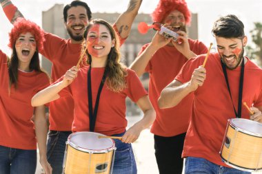 Stadyumun girişinden önce kırmızı tişörtlü futbol fanatiği. Bir grup genç futbol için çok heyecanlı. Spor ve eğlence kavramı - Görüntü