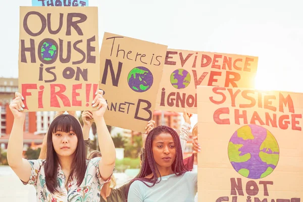 抗议气候变化观点的人 来自不同国家的年轻人表现出他们的意识形态 在同一防御下共同生活 — 图库照片